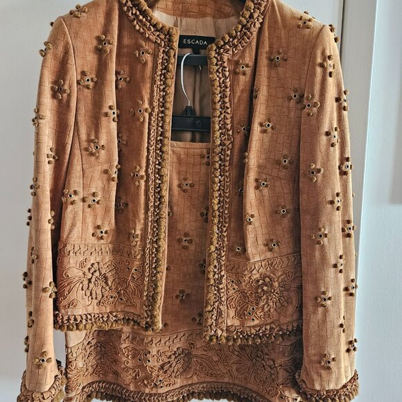SHOWSTOPPING DESIGNER ESCADA SUEDE SUIT WITH MAGNIFICENT DETAILING- SIZE 40 - Picture 2 of 12